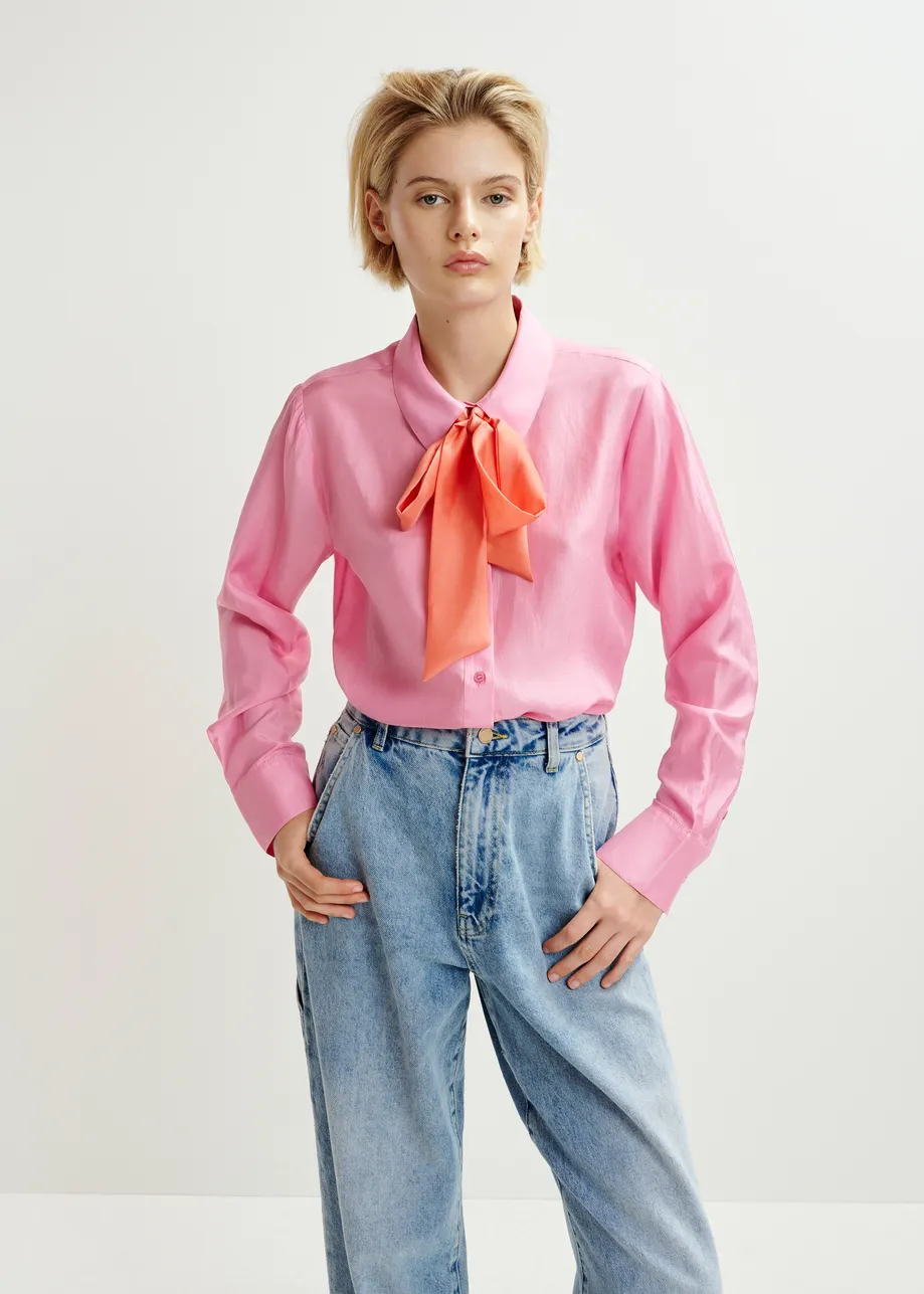 Camicia in seta rosa e corallo con dettaglio fiocco a contrasto