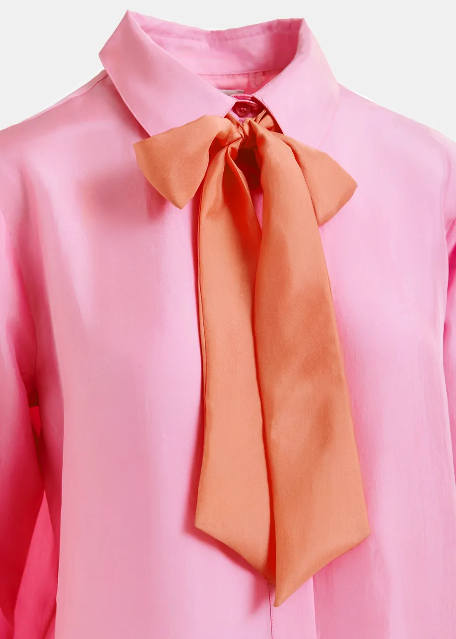 Camicia in seta rosa e corallo con dettaglio fiocco a contrasto