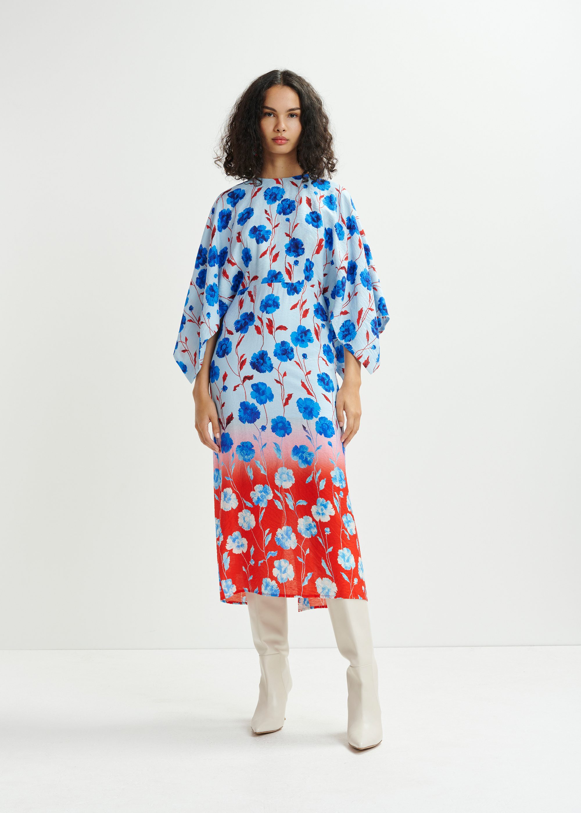 ワンピース [ESSENTIEL ANTWERPILLIGO] Flower midi dress Blue, red and white floral print midi dress with kimono