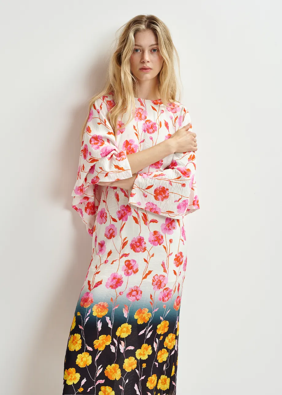 Vestido midi con estampado floral y mangas kimono, blanco roto, rosa y negro