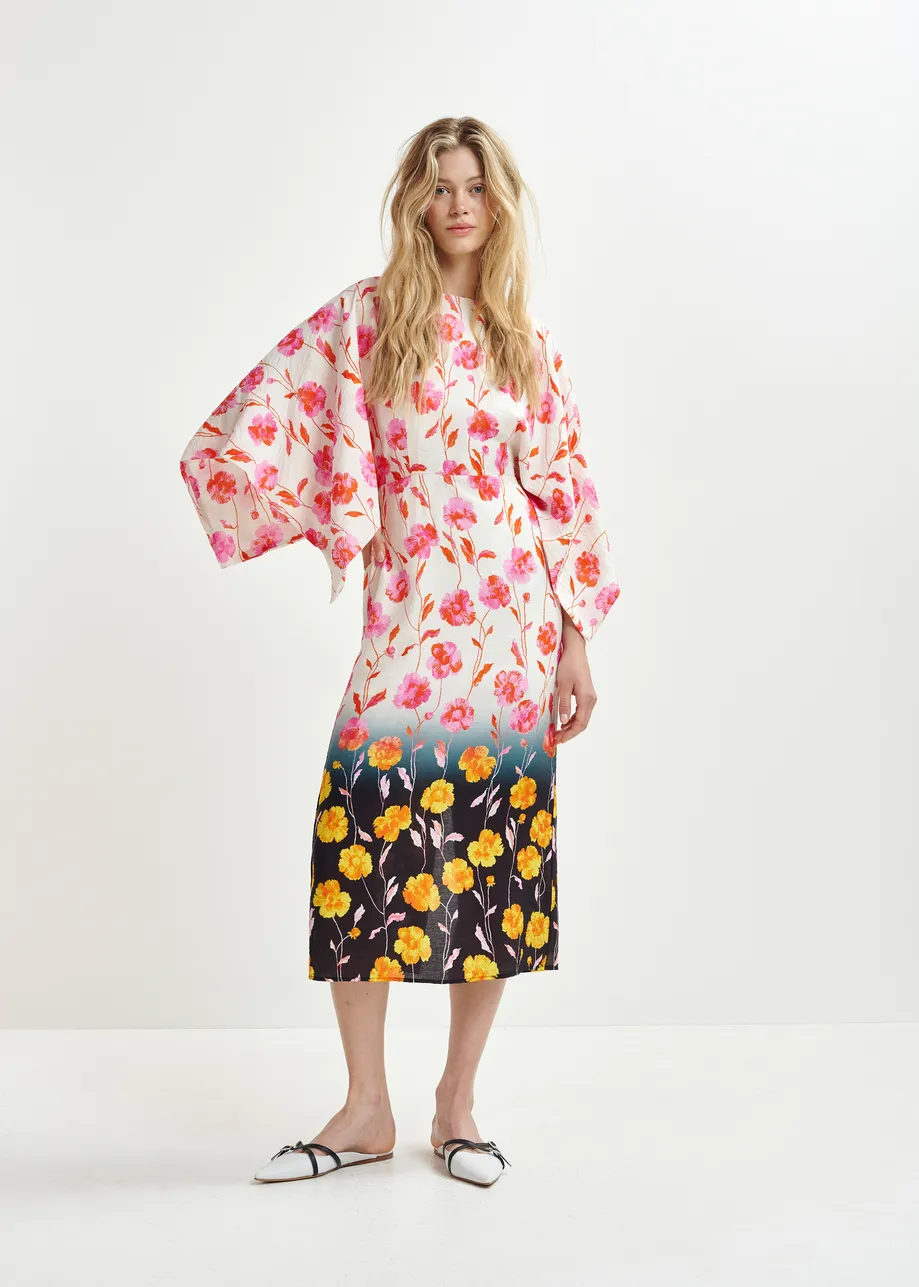 Vestido midi con estampado floral y mangas kimono, blanco roto, rosa y negro