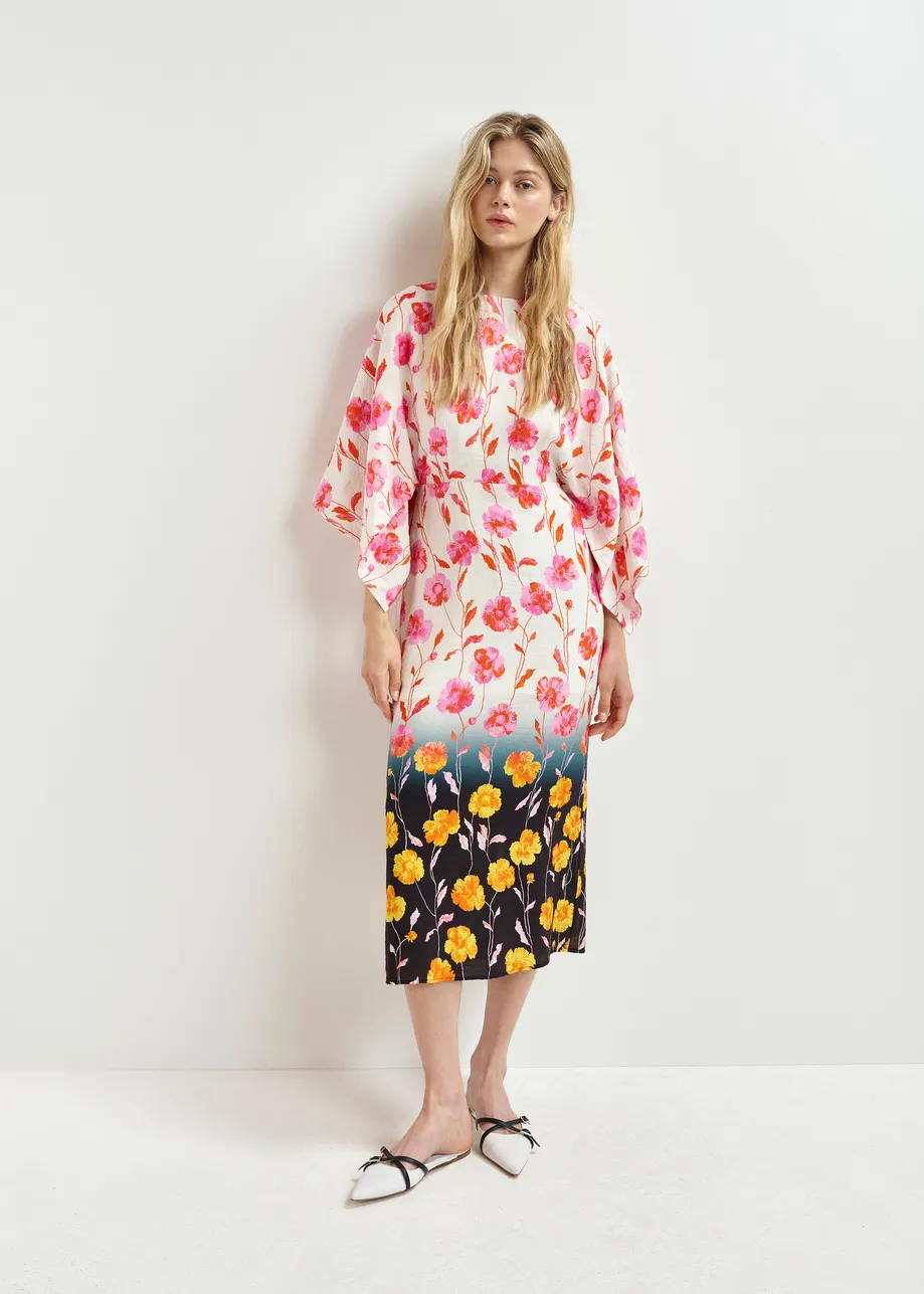 Robe mi-longue à manches kimono et imprimé fleuri blanc cassé, rose et noire