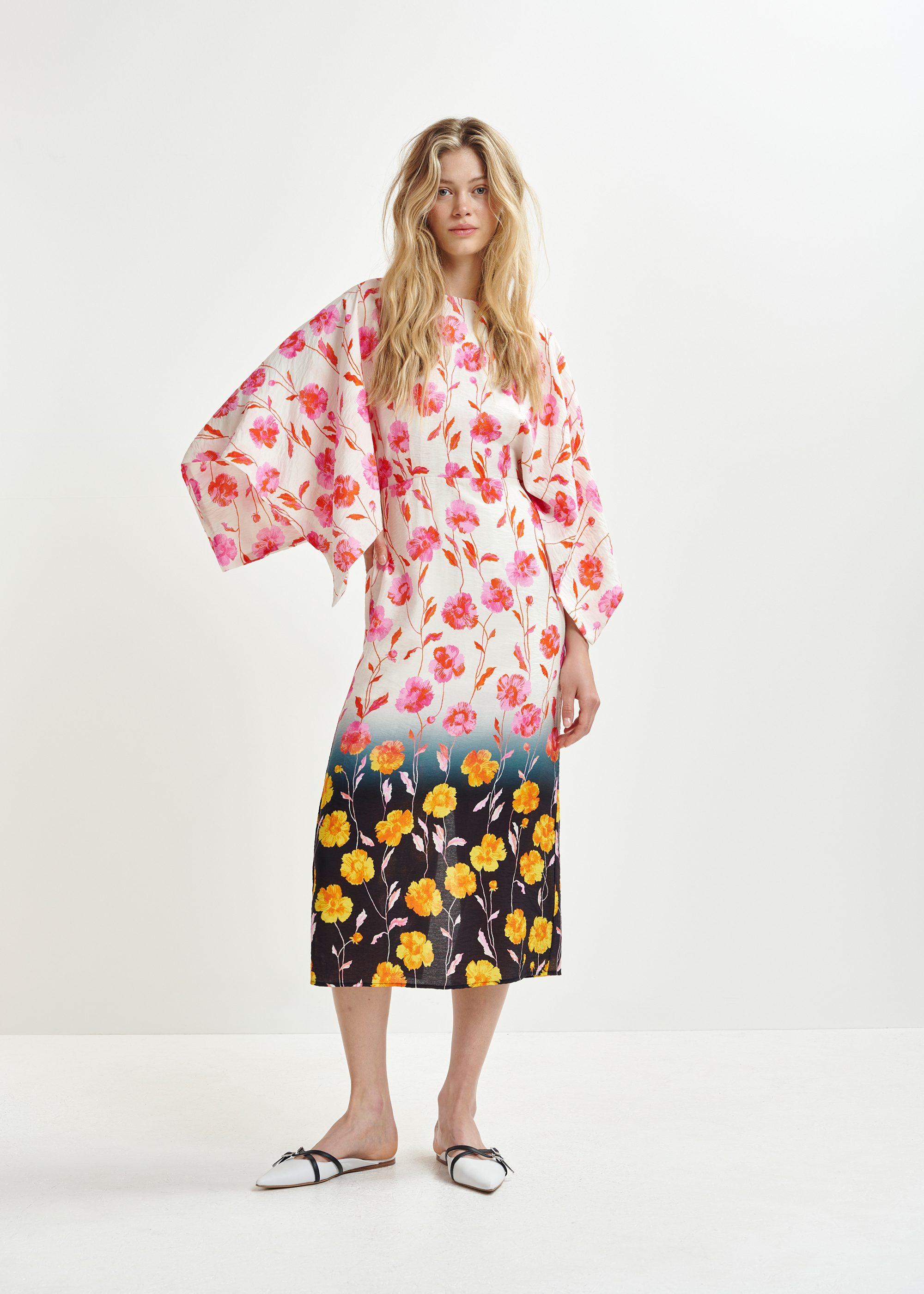 ワンピース [ESSENTIEL ANTWERPILLIGO] Flower midi dress Off-white, pink and black floral print midi dress with