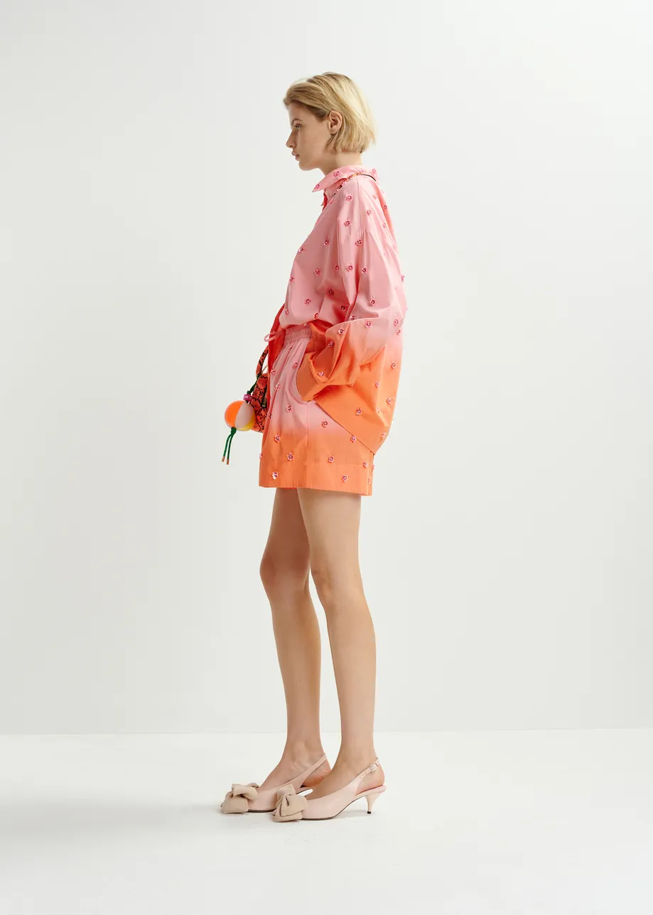 Rosa und orangefarbene Ombré-Shorts mit Blumenverzierungen aus Pailletten und Perlen