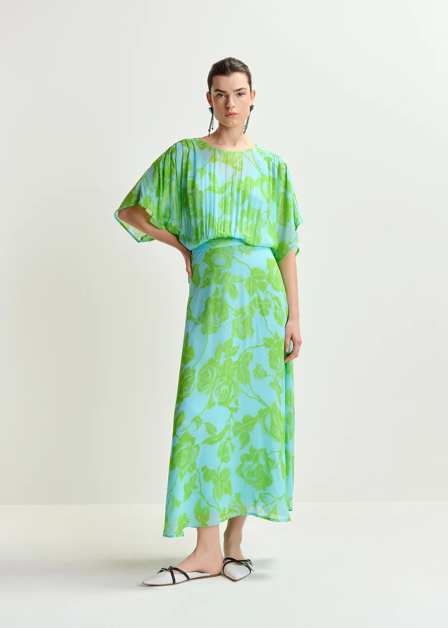 Lichtblauwe en groene midi-jurk met bloemenprint