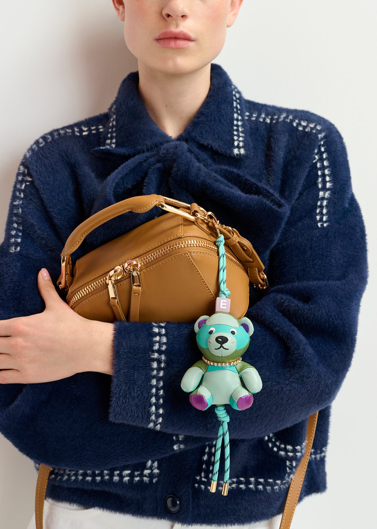 ESSENTIEL ANTWERP Hilbillieベア キーハンガー バッグチャーム Blue blue bear-shaped keyring with rhinestone embellishment