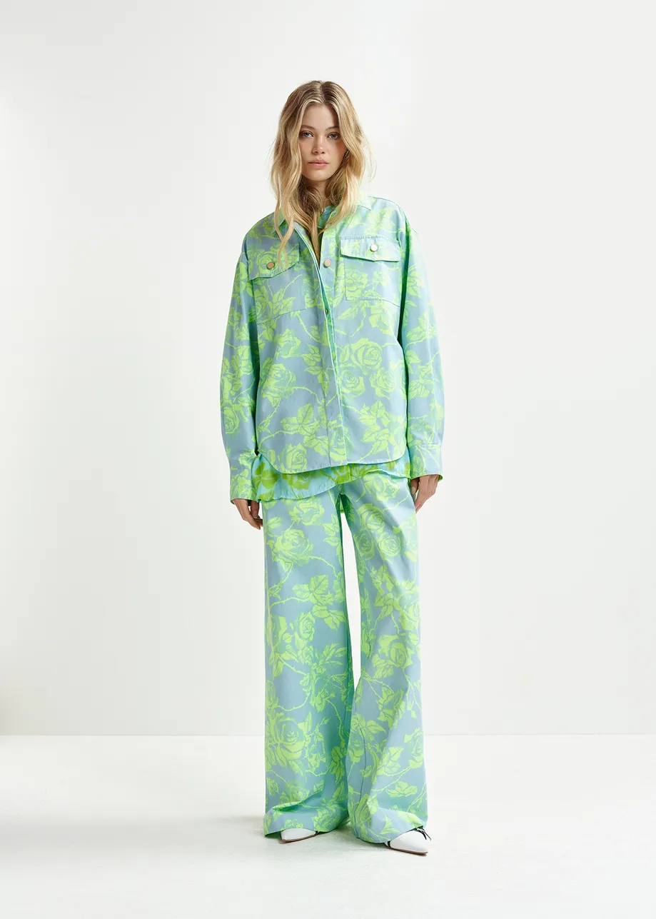 Blauw en groen jeanshemd met bloemenprint