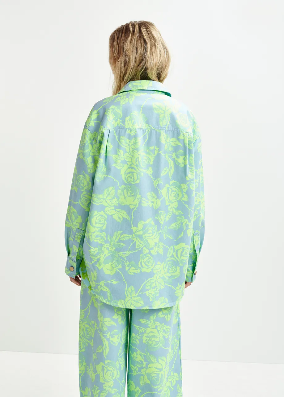 Blauw en groen jeanshemd met bloemenprint