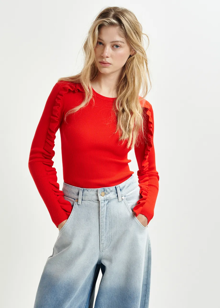 Pull en maille rouge à volants