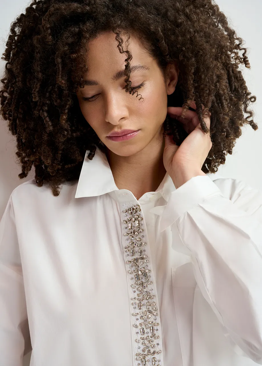 Chemise en coton blanche avec ornements à la patte de boutonnage