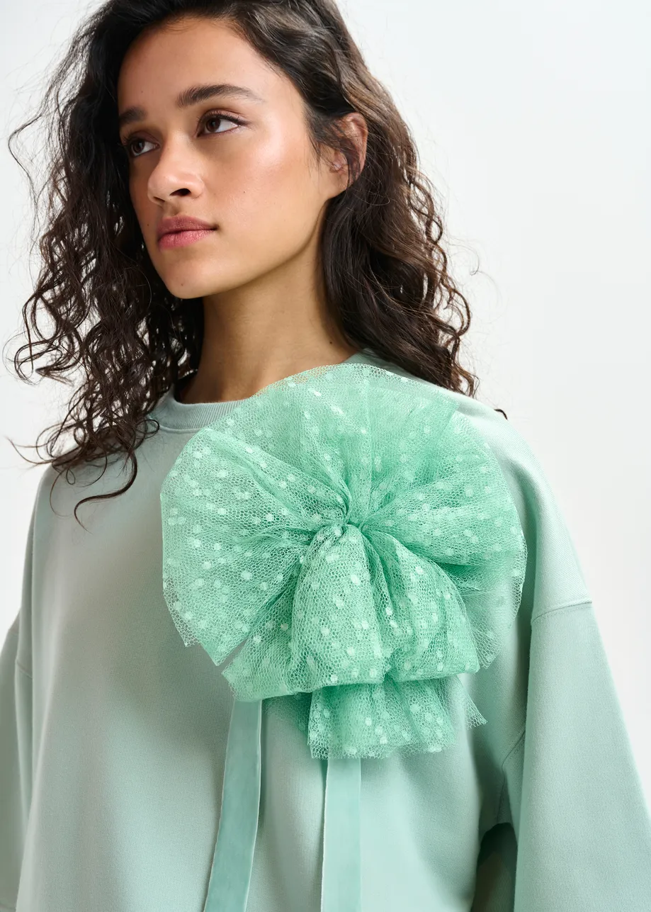 Turquoise sweater met verwijderbare broche van mesh