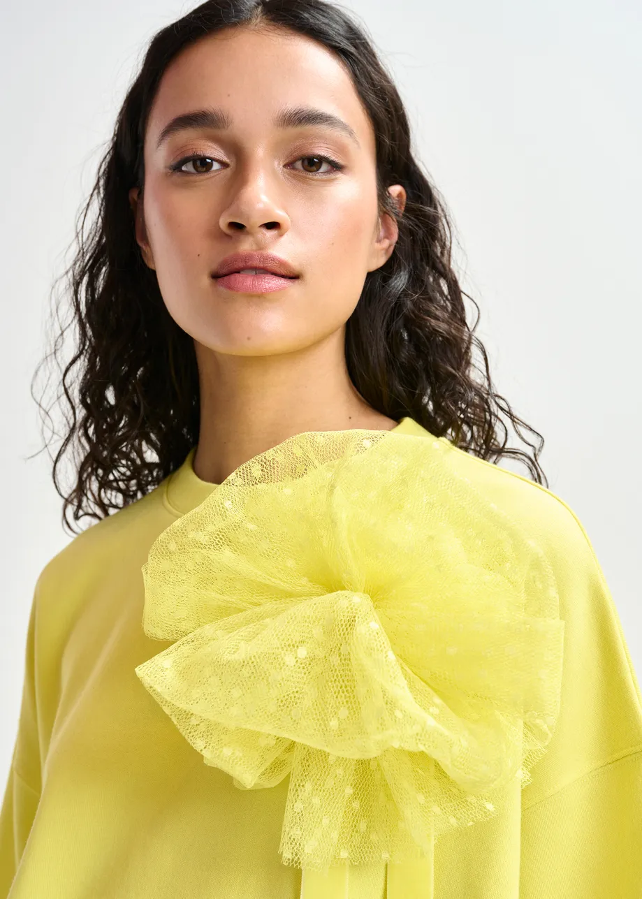 Gele sweater met verwijderbare broche van mesh
