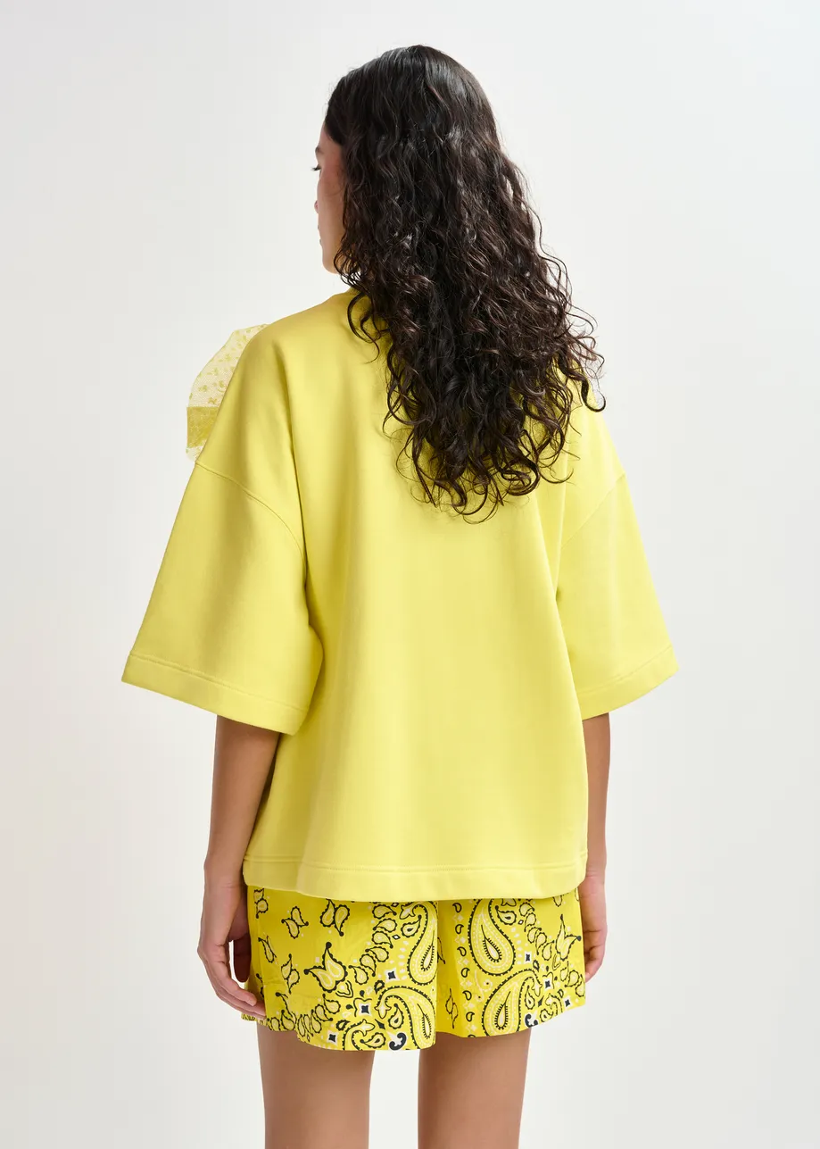 Gele sweater met verwijderbare broche van mesh
