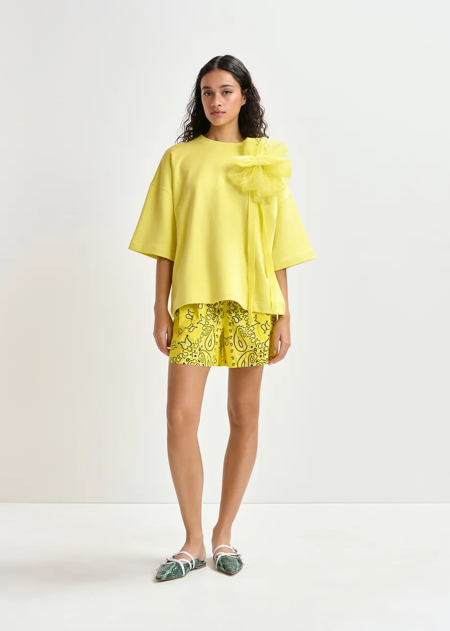 Gele sweater met verwijderbare broche van mesh