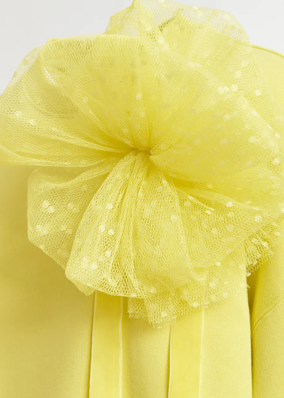 Gele sweater met verwijderbare broche van mesh