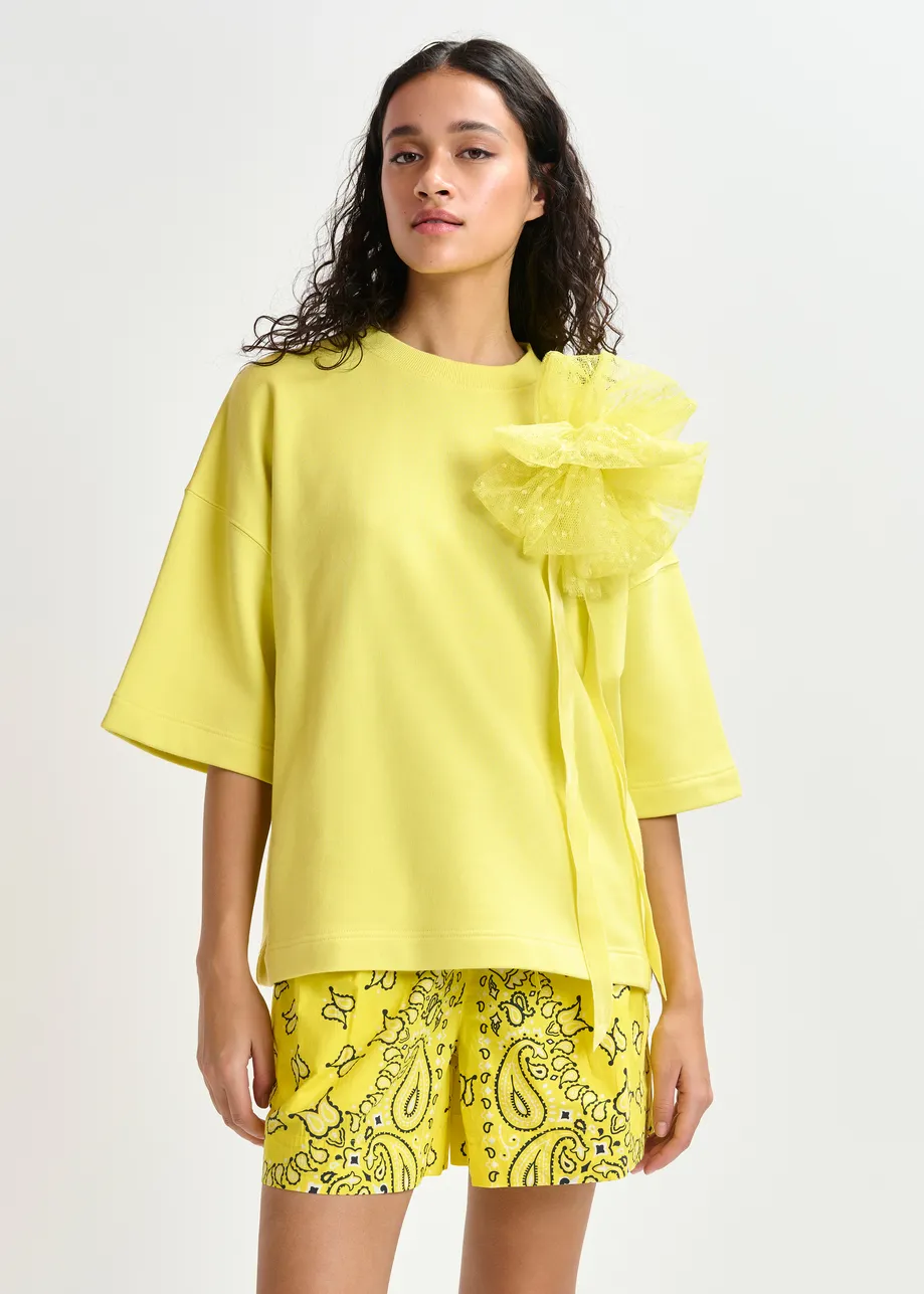 Gelbes Sweatshirt mit abnehmbarer Netzbrosche