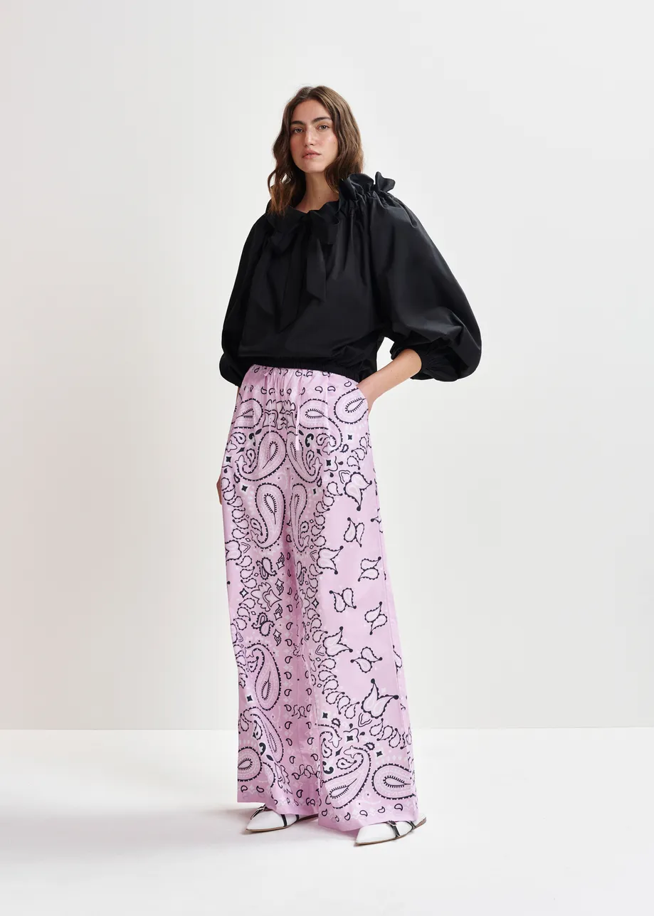 Lila en zwarte wijde broek met bandanaprint