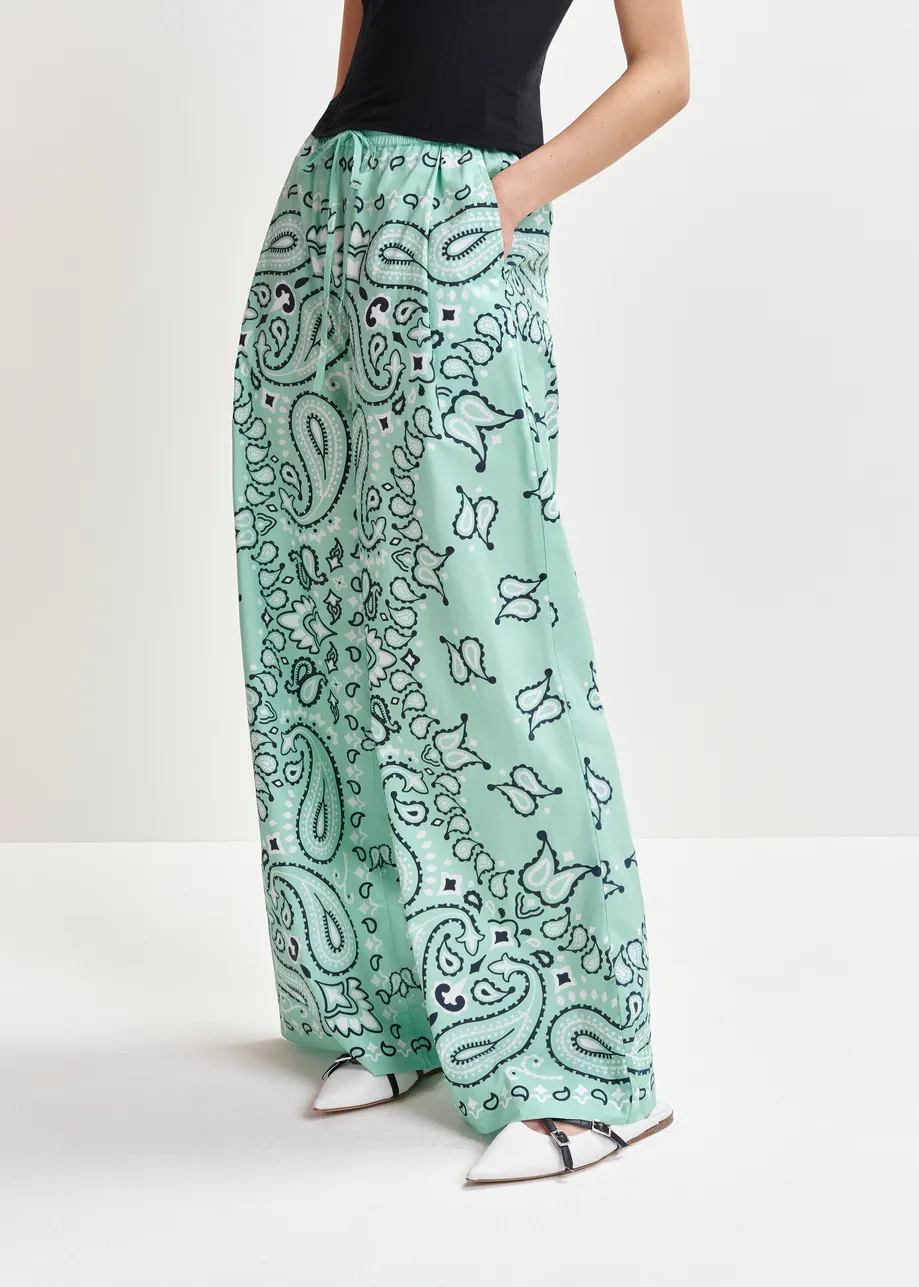 Turquoise en zwarte wijde broek met bandanaprint