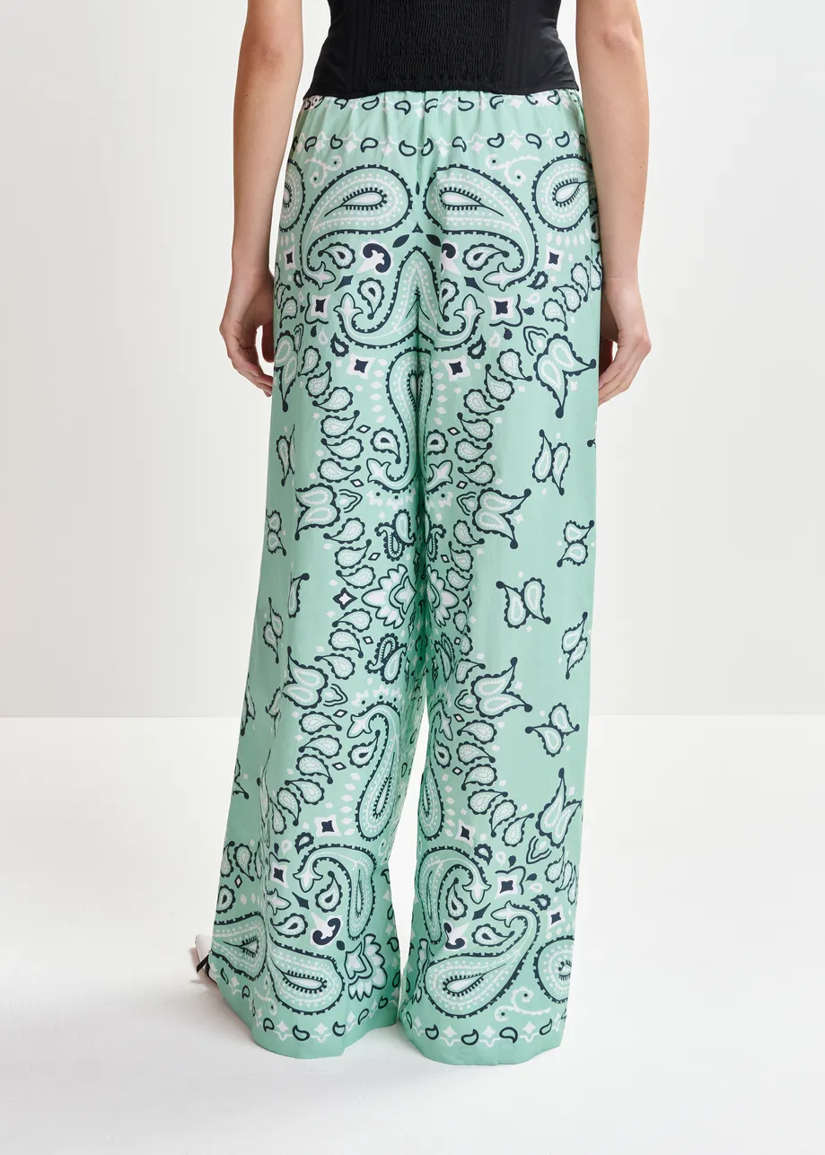 Turquoise en zwarte wijde broek met bandanaprint