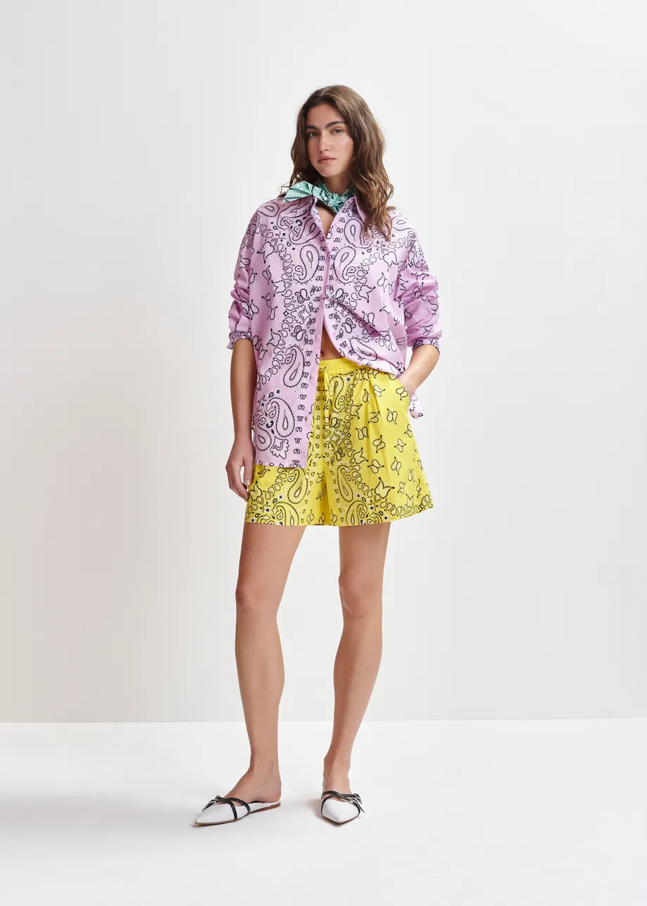 Shorts mit Bandana-Print in Gelb und Schwarz