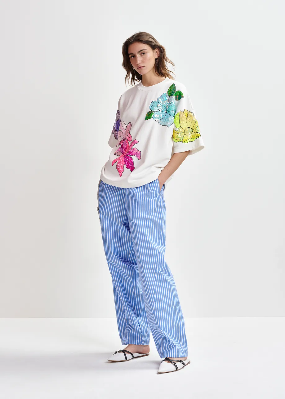 Witte sweater met kleurrijke geborduurde bloemen