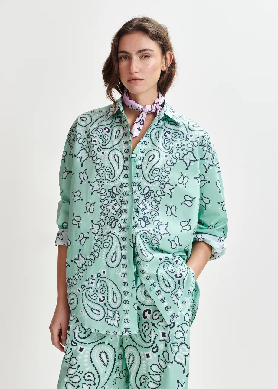 Oversized Baumwollhemd mit Bandana-Print in Türkis und Schwarz