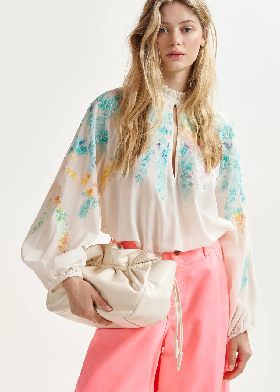 Top de algodón con bordado floral y cuello mao, blanco roto, naranja y rosa