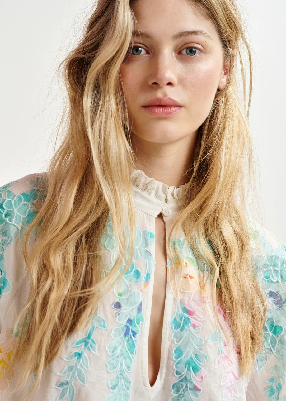 Top de algodón con bordado floral y cuello mao, blanco roto, naranja y rosa