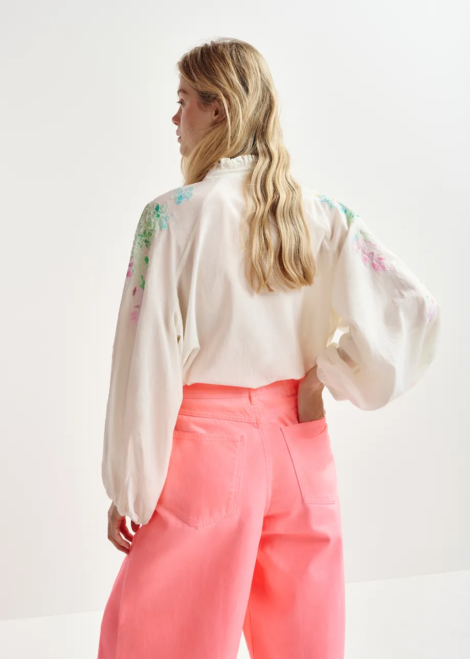 Top de algodón con bordado floral y cuello mao, blanco roto, naranja y rosa