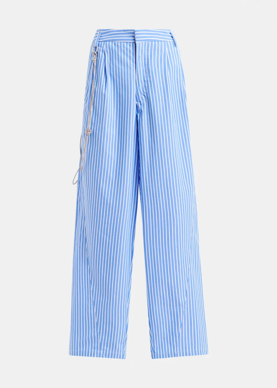 Blauwe en witte tapse broek met strasriem