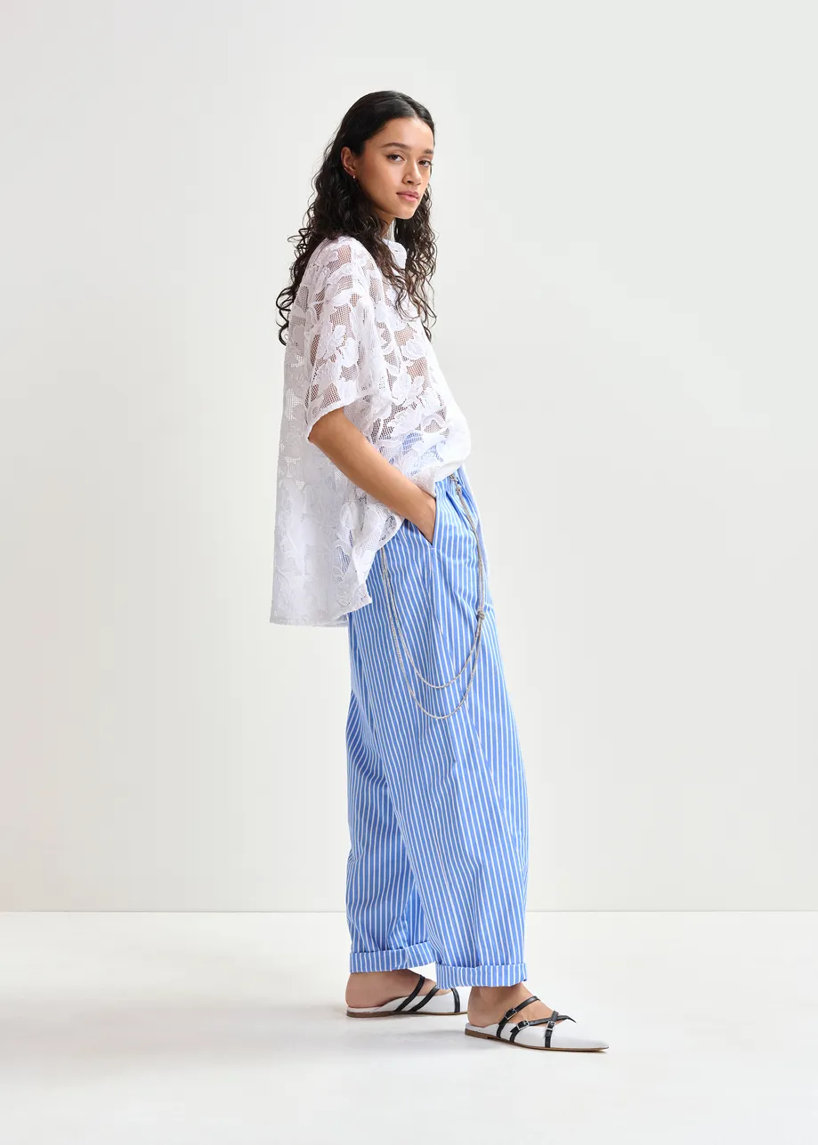 Blauwe en witte tapse broek met strasriem