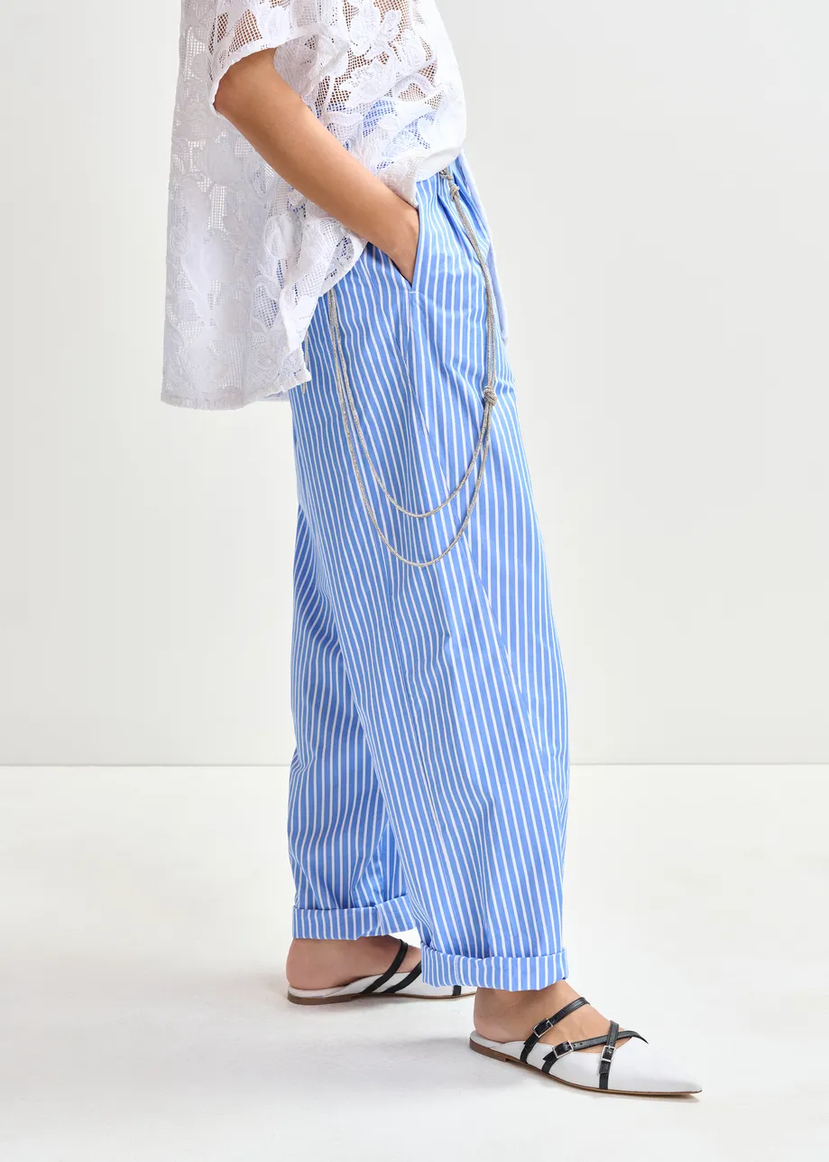 Blauwe en witte tapse broek met strasriem