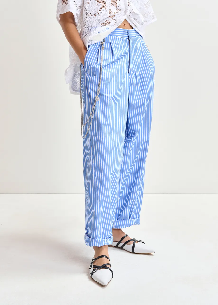 Blauwe en witte tapse broek met strasriem