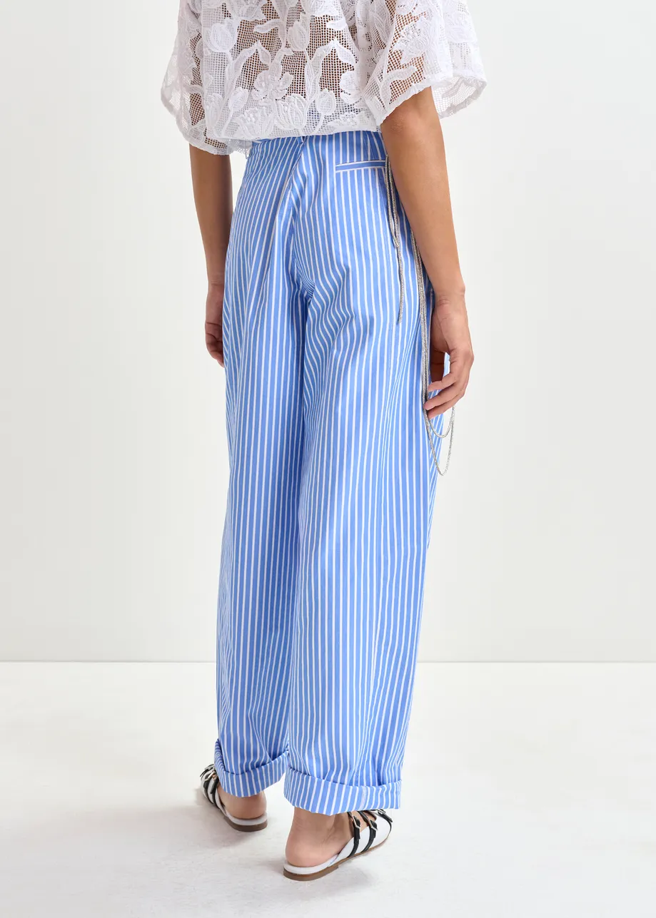 Blauwe en witte tapse broek met strasriem
