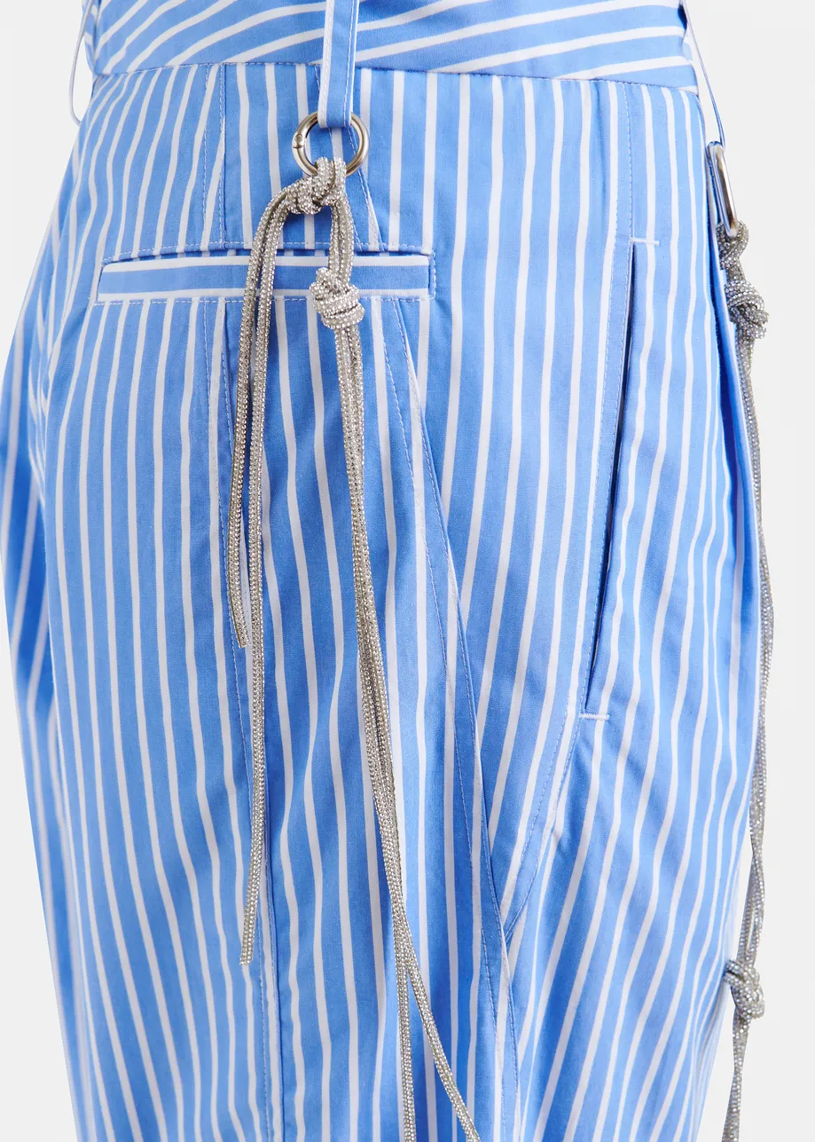 Blauwe en witte tapse broek met strasriem
