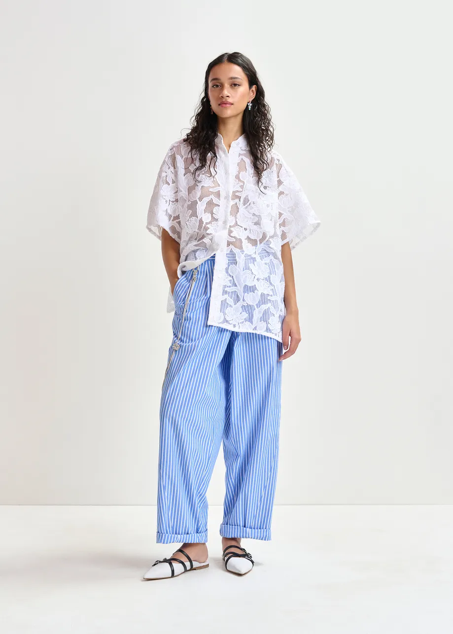 Blauwe en witte tapse broek met strasriem