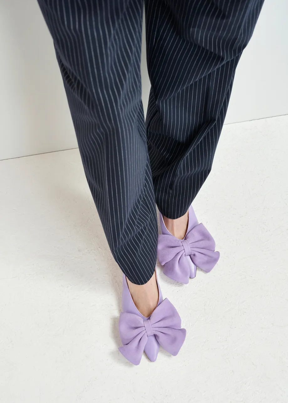 Escarpins en cuir lilas à bride arrière et nœud