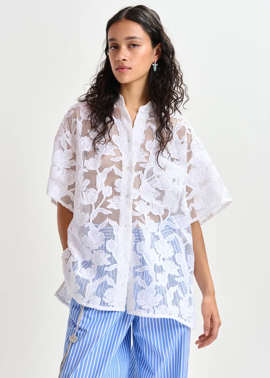 Camicia bianca con ricami in pizzo