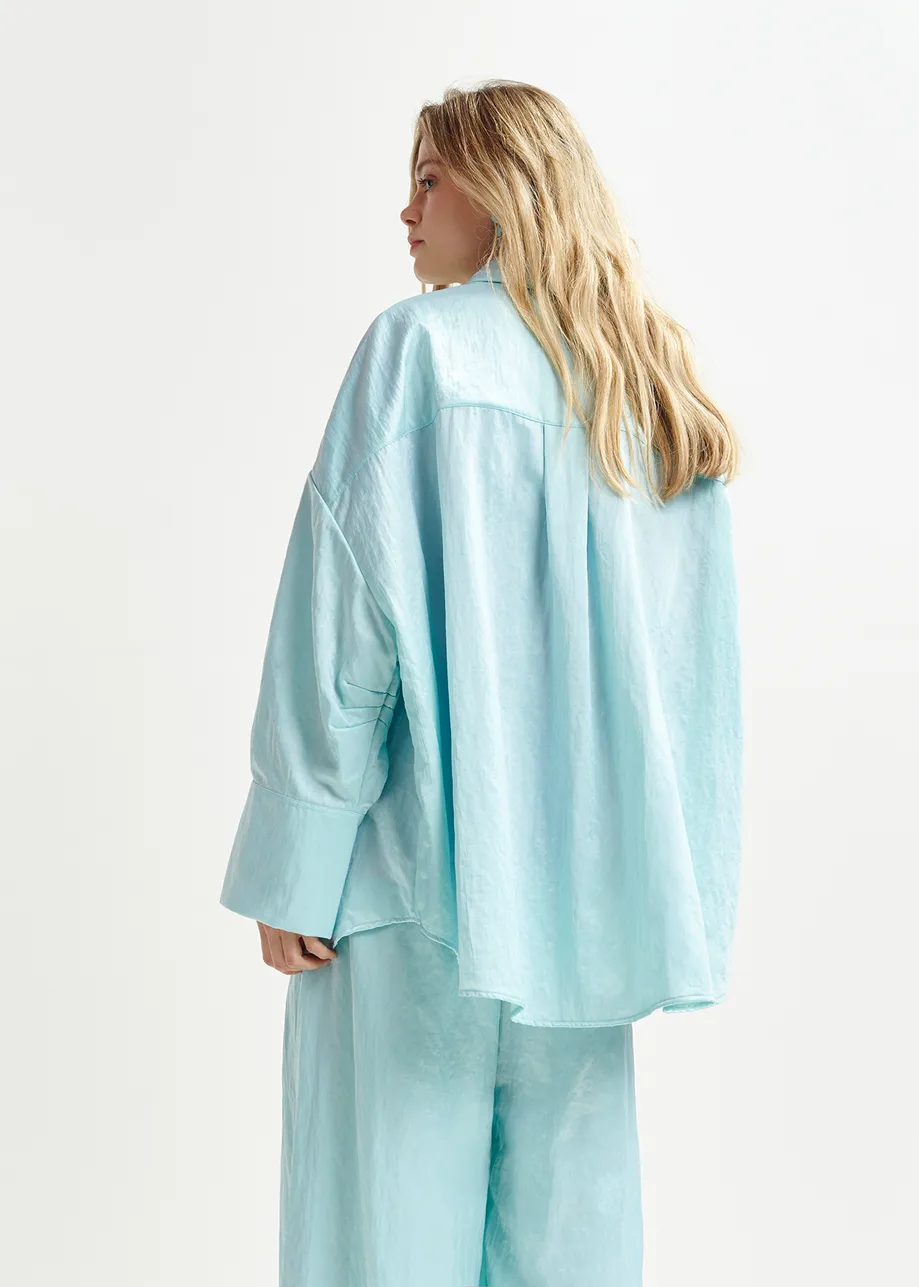 Chemise oversize en satin bleu clair