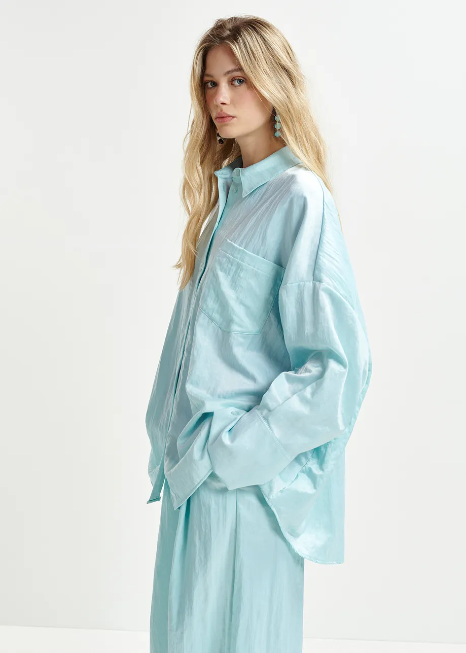 Chemise oversize en satin bleu clair