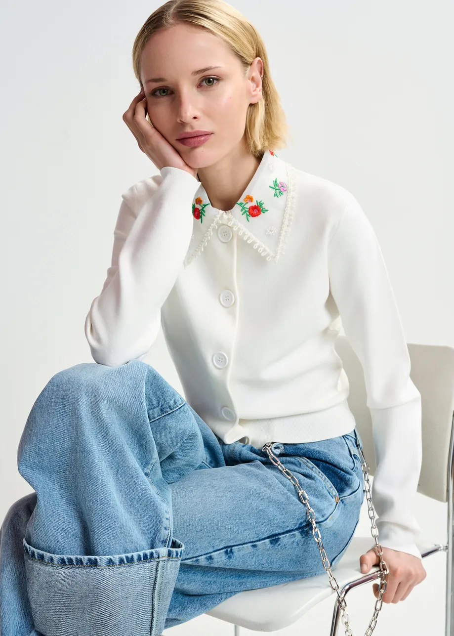 White, red and green cardigan with embroidered lace collar