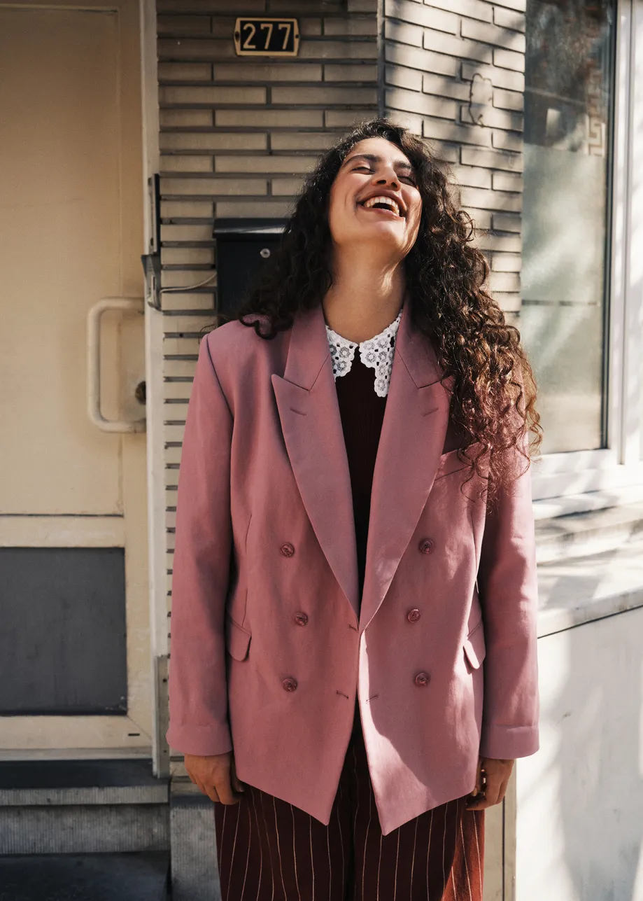Poederroze blazer met dubbele knopenrij