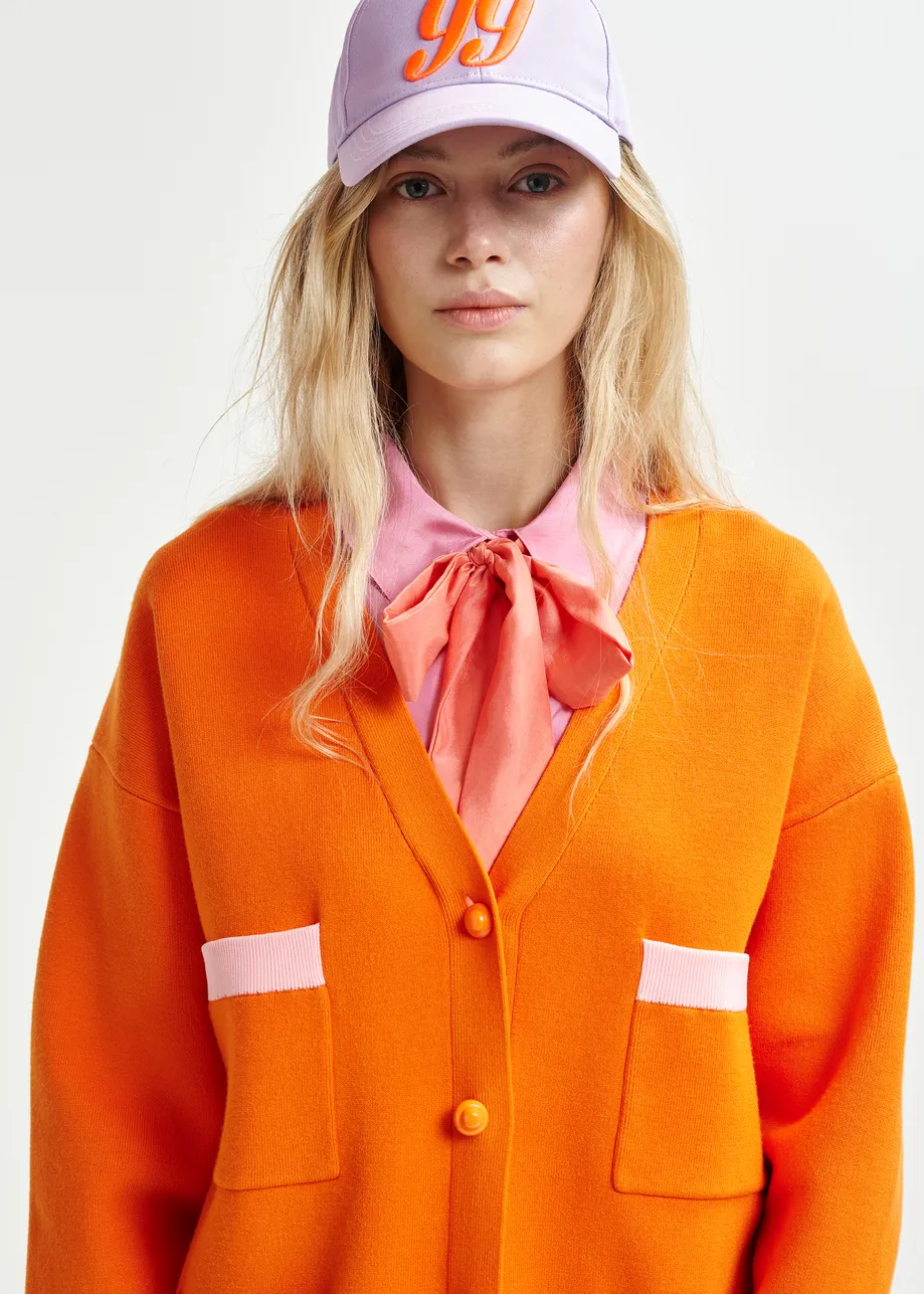 Oranje en roze cardigan met contrastboorden