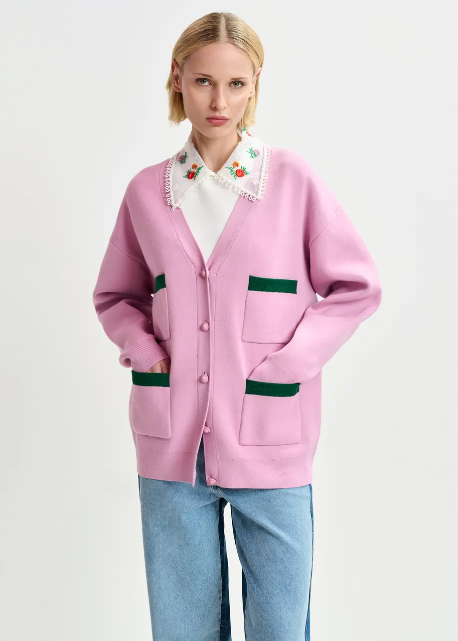Cardigan in maglia lilla e verde scuro con finiture a contrasto