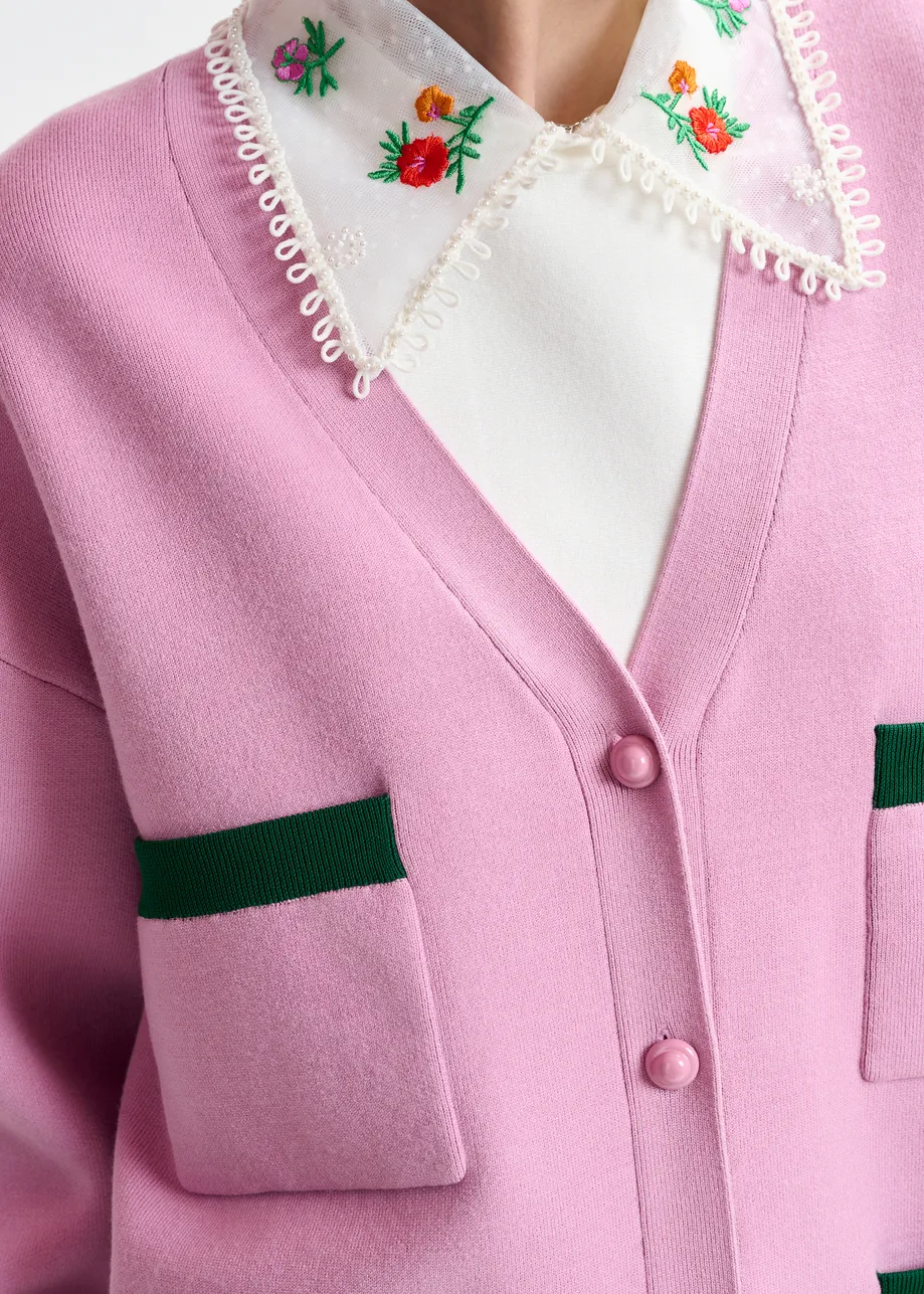 Cardigan in maglia lilla e verde scuro con finiture a contrasto