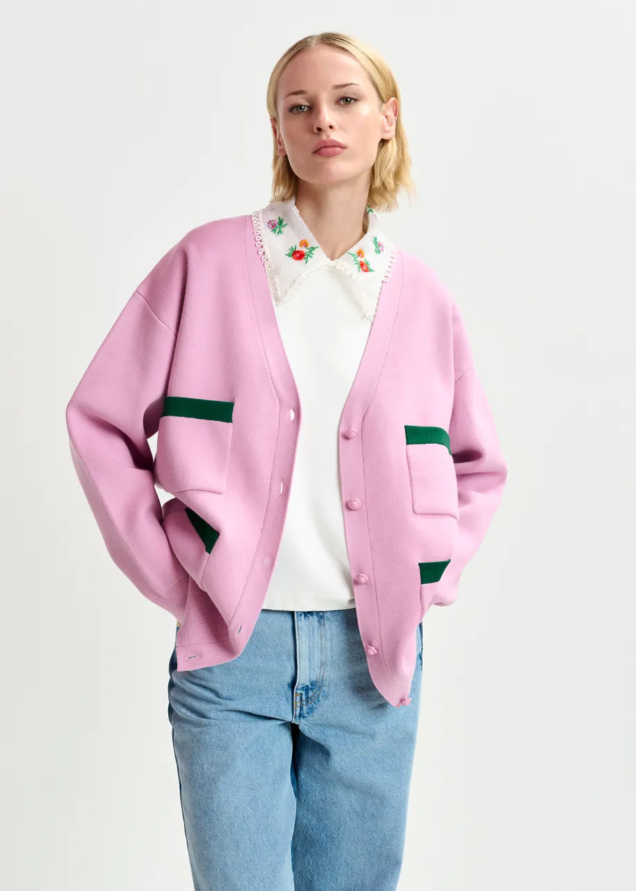 Cardigan in maglia lilla e verde scuro con finiture a contrasto