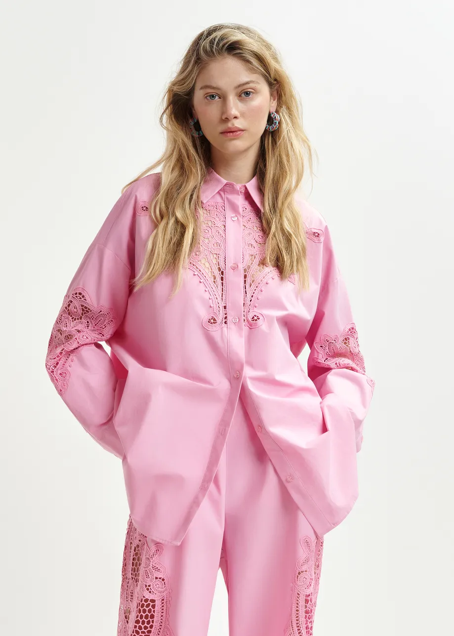 Chemise en coton rose clair à broderies