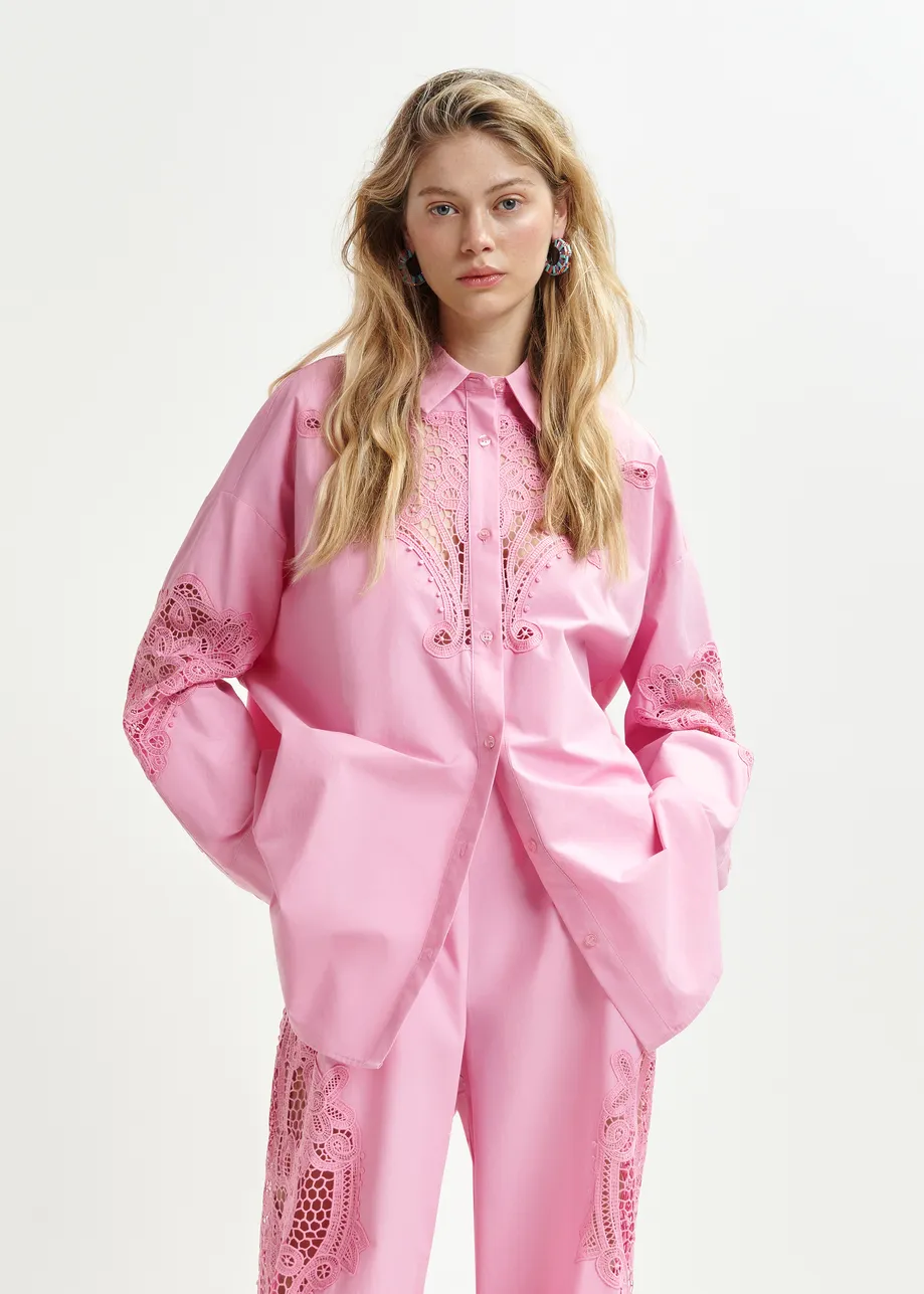 Chemise en coton rose clair à broderies