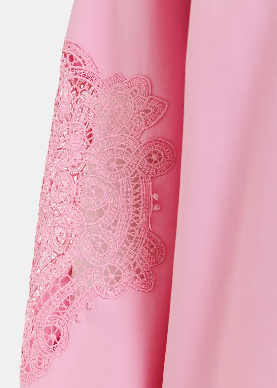 Chemise en coton rose clair à broderies