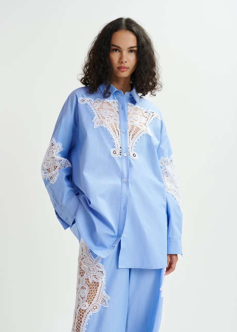 Chemise en coton bleue et blanche à broderies